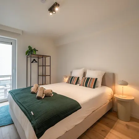 Bright And Beautiful With Sunny Balcony Apartment