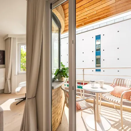 Bright And Beautiful With Sunny Balcony Apartment *